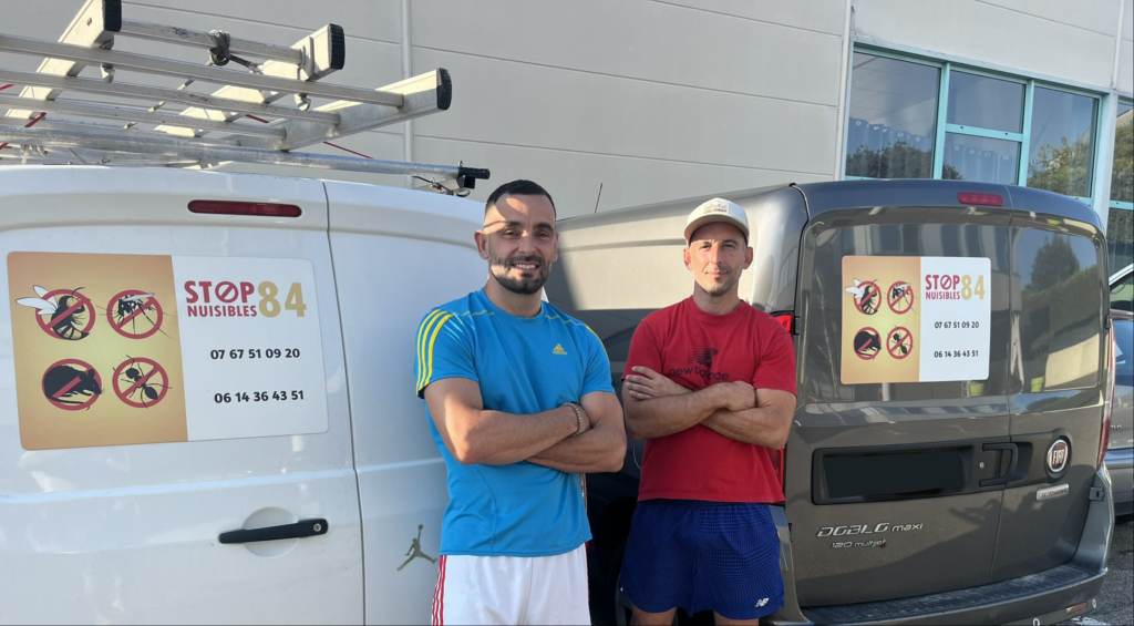 Les deux techniciens de Stop Nuisibles 84 devant leurs véhicules d'intervention dans le Vaucluse.